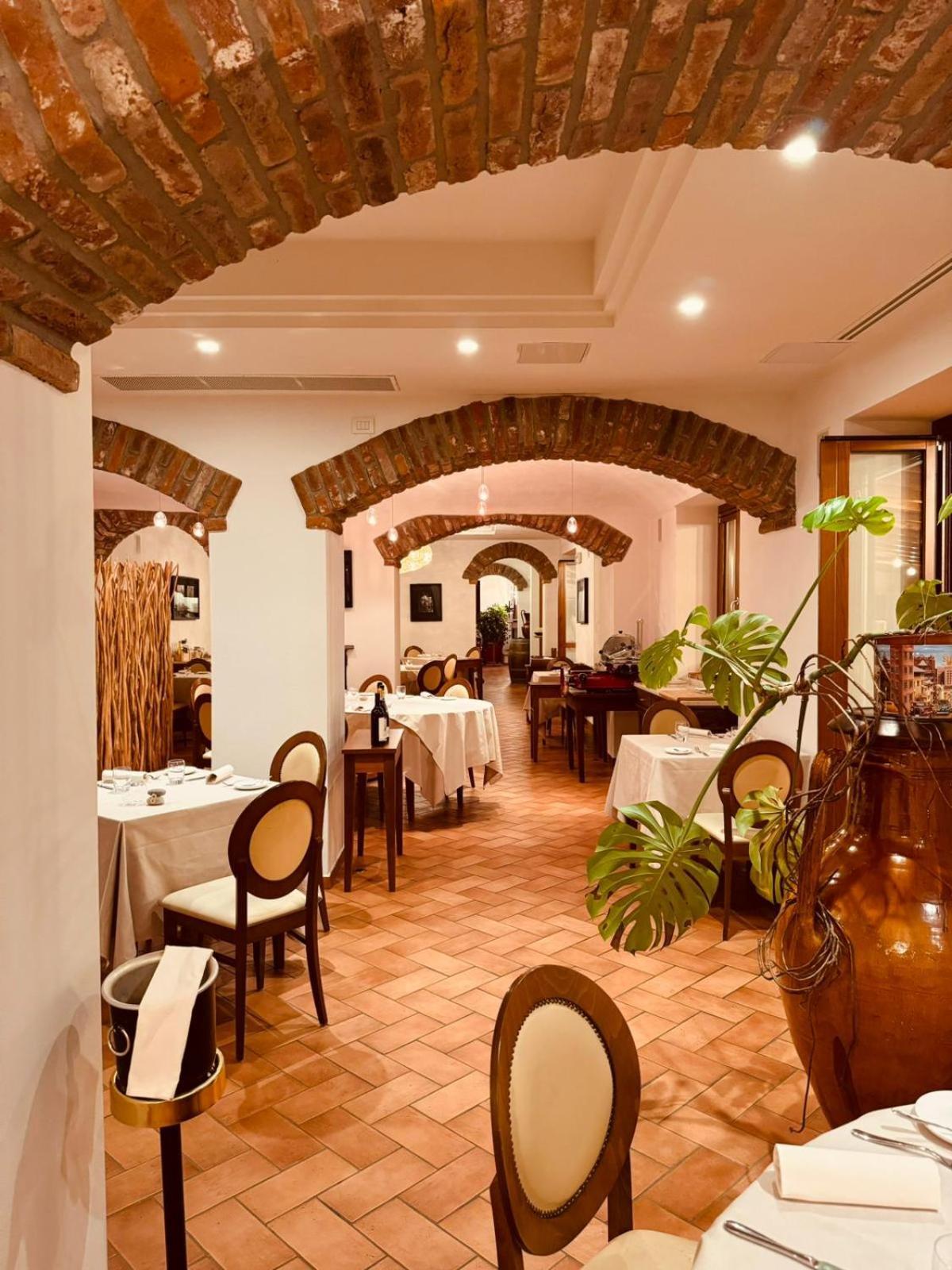 Pombia La Locanda Della Staffa מראה חיצוני תמונה